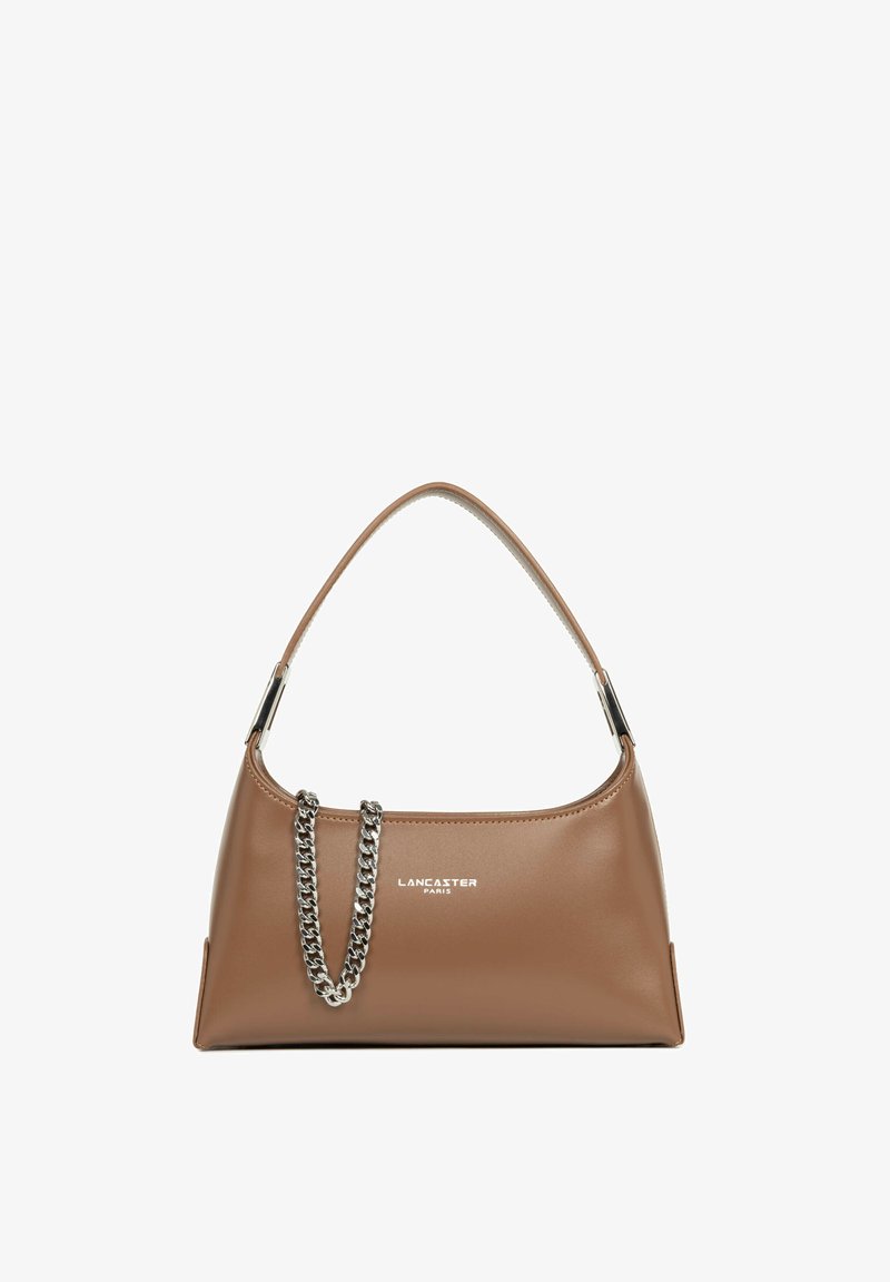 Sac à main en cuir marron avec une poignée courbée, un accent en chaîne argentée et le logo "Lancaster Paris" à l'avant.