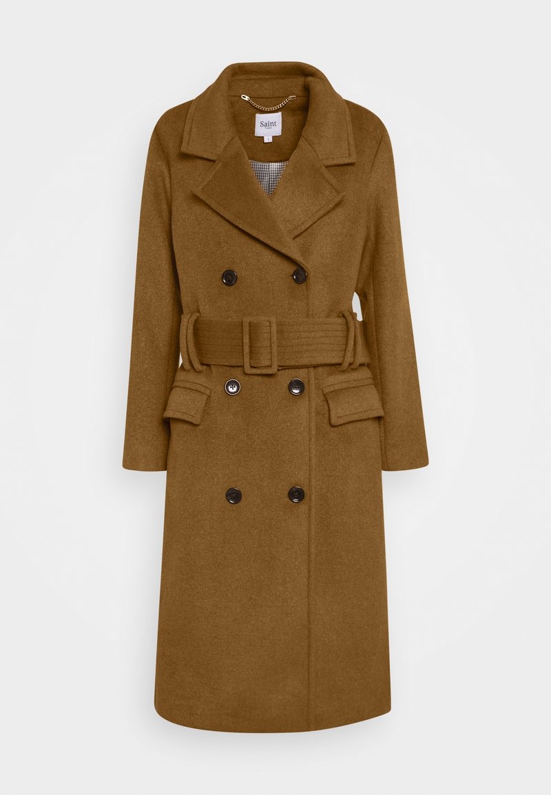 Manteau en laine marron croisé avec larges revers, ceinture assortie avec boucle, poches à rabat et boutons noirs, présenté de face sur fond blanc.