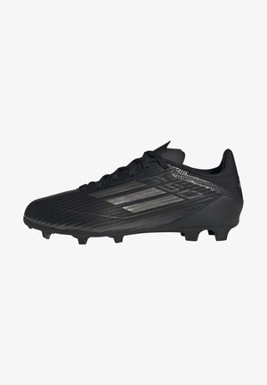 Chuteira de futebol preta com um napa texturizada apresentando riscas diagonais, design de atacadores e cravos moldados para tração no relvado.