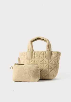 Vatteret beige håndtaske med dobbelt håndtag og en lille matchende pung, lavet af blødt, struktureret stof. Den har læderdetaljer og geometriske mønstre.