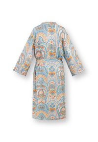Lange badjas van een lichtblauwe stof, voorzien van een bloemen- en paisleypatroon in oranje, geel en wit, met een riem en lange mouwen.