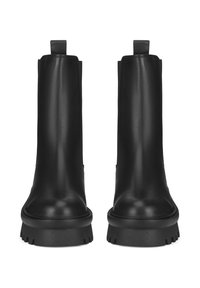 Czarne skórzane botki za kostkę o gładkim wykończeniu, z elastycznymi panelami po bokach i grubą, teksturowaną gumową podeszwą, wyposażone w uchwyty do zakładania z tyłu.