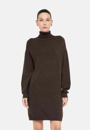 Abito in maglia marrone con collo alto, maniche lunghe e piccole macchie di luce sparse. Tessuto morbido e vestibilità comoda, design fino al ginocchio.
