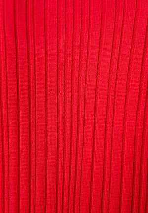 Czerwony dzianinowy materiał z pionowym prążkowanym wzorem, z równomiernie rozmieszczonymi wypukłymi liniami i gładkim wykończeniem. Miękka i elastyczna tkanina.