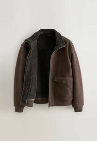 Braune Kunstfelljacke mit Reißverschluss, gerippten Bündchen und einer Brusttasche. Glatte Außenfläche mit weicher Innenauskleidung.