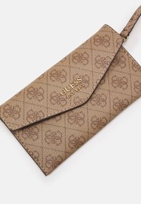 Portafoglio marrone con motivo, dotato di una superficie testurizzata e caratterizzato da un logo dorato. Chiusura a busta con un bracciale. Design compatto e snodato.