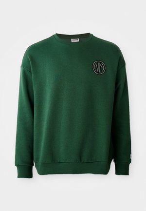 Grøn sweatshirt lavet af bomuldsblanding, med rund halsudskæring, ribbede manchetter og et cirkulært broderet logo på venstre bryst.