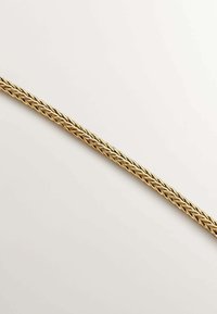 Collar de cadena de oro retorcida con un diseño trenzado y una textura lisa y brillante, con un grosor uniforme a lo largo de toda su longitud.