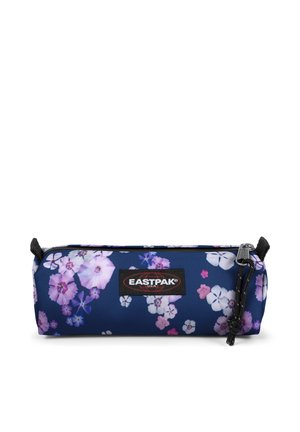 Marineblauer zylindrischer Stifteetui mit pinkem und weißem Blumenmuster, schwarzem Reißverschluss und Eastpak-Logo in der Mitte.