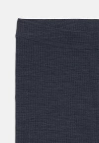 Tengerészeti textúrájú leggings széles derékrésszel és vízszintes bordázott mintával. Simább felület, rugalmas anyag a kényelemért.