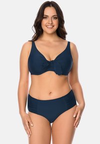 Námornicko modrý bikiny set s měkkým, texturovaným topem s předním mašlí a vysokými kalhotkami s řasením na bocích.