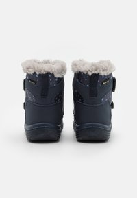 Botas azul marino con estampado de lunares, forro de piel sintética en la parte superior, correas ajustables a los lados y suelas de goma texturizada.