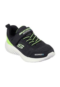 Sneaker impermeabile nera con accenti verdi, tomaia in tessuto testa di moro, suola in gomma bianca e cinturino regolabile con logo Skechers.