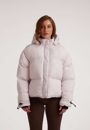 Giacca leggera e gonfia di colore rosa chiaro con colletto alto, zip frontale e cappuccio regolabile. Dotata di polsini elastici e dettaglio con logo sulla manica.