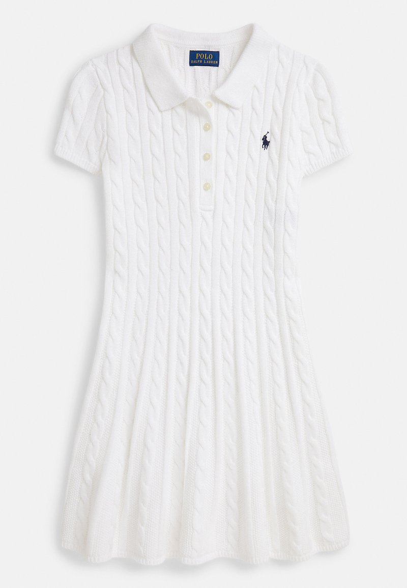 Bela polo obleka iz pletenega belega sukanca z ovratnikom, kratkimi rokavi in razširjenim krilom. Ima pas s tremi gumbi in vezeno blagovno znamko.