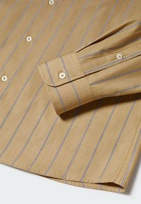 Camicia marrone con righe verticali bianche e blu, con colletto a punta, chiusura frontale con bottoni e bottoni realizzati in un materiale leggero.