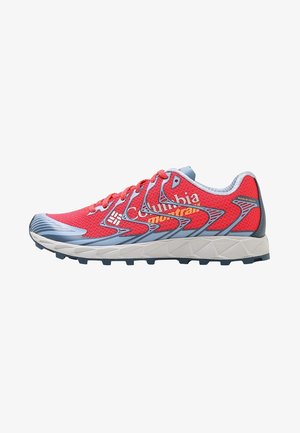 Chaussure de trail rouge et grise avec semelle texturée, tige en mesh et logo Columbia Montrail sur le côté.