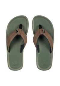 Bruna och svarta flip-flop sandaler med texturerade gröna sulor, med en tångremdesign och logotypdetalj på remmen.