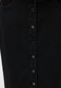 Črna denim krilo z ravnim krojem, zapiranjem s petimi gumbi spredaj in dvema stranskima žepoma. Gladka tekstura.