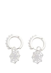 Orecchini a cerchio in argento con piccole perle bianche, dotati di un ciondolo a forma di ragnatela che pende al di sotto di ciascun cerchio.