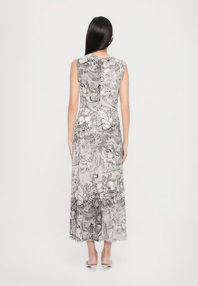 Rochie maxi din stofă imprimată alb-negru, cu un design floral și figurativ complicat, având un corset ajustat și o fustă evazată.