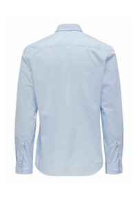 Camicia azzurro chiaro con maniche lunghe, colletto classico, chiusura con bottoni e polsini con bottoni; realizzata in un tessuto morbido e tessuto.