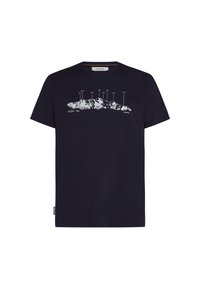 Navyblauwe katoenen t-shirt met een witte bergafbeelding met labels. Korte mouwen en een ronde halsontwerp. Zachte textuur.