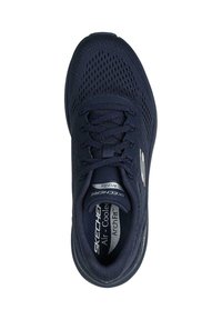 Zapatilla deportiva de color azul marino con parte superior de malla transpirable, diseño de cordones y cuello acolchado. Presenta la marca "Air-Cooled" y "Arch Fit" en el interior.