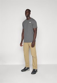 The North Face M SS BOX NSE TEE - T-shirts print - medium grey heather