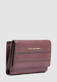 Compact opgevouwen donkerpaars leren portemonnee met goudkleurig Piquadro-logo en gestikte details op de voorflap.