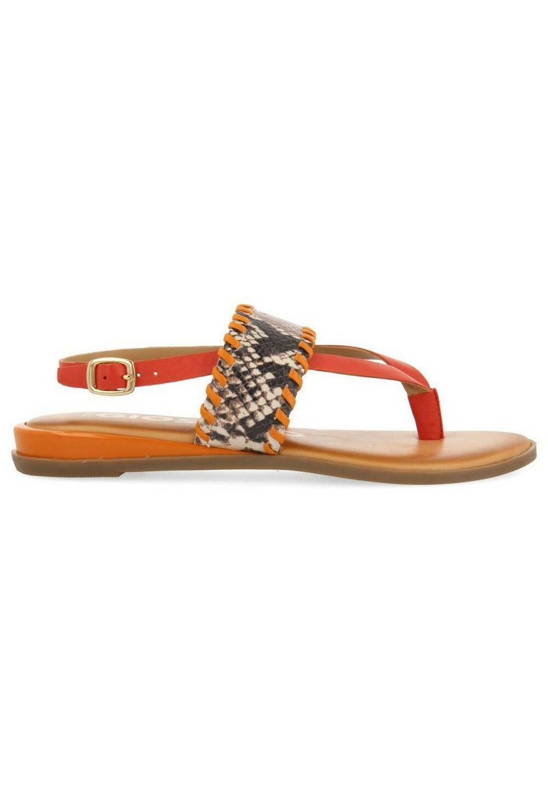 Flache Sandale mit einem roten und orangefarbenen Riemendesign, ausgestattet mit einem Python-Print-Band und gewebten Akzenten. Glatte braune Sohle. Schnallendetail am Riemen.