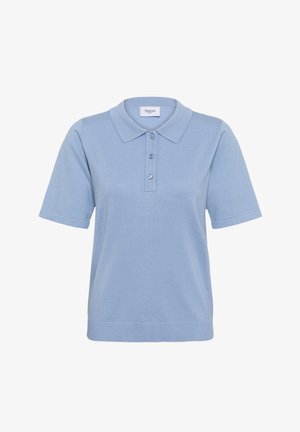 Hellblaues Poloshirt mit gerippter Textur, kurzen Ärmeln, drei Knöpfen und einem klassischen Kragen. Etikett „Saint“ am Halsbereich sichtbar.