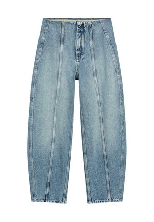 Jean denim bleu clair taille haute avec des détails de coutures verticales, une fermeture éclair devant et une coupe large et fuselée.