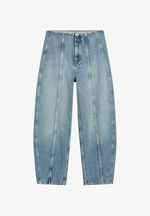 Jean denim bleu clair taille haute avec des détails de coutures verticales, une fermeture éclair devant et une coupe large et fuselée.