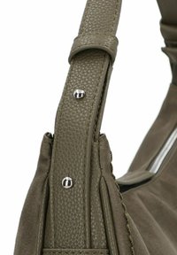 Olivgrüner Tasche-Tragegurt aus strukturiertem Leder, mit einem glatten Abschnitt und silberfarbener Hardware mit Nieten-Details.