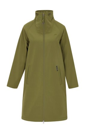 Veste softshell vert olive avec col haut, zip sur le devant, deux poches latérales et un logo sur la poitrine gauche. Design décontracté, manches longues.