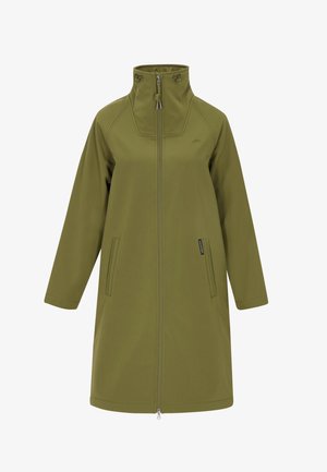 Veste softshell vert olive avec col haut, zip sur le devant, deux poches latérales et un logo sur la poitrine gauche. Design décontracté, manches longues.