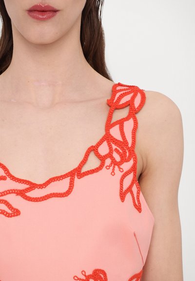 Rotes Kleid mit aufwendiger roter Blumenstickerei an der Schulter, mit glatter Textur und figurbetonter Silhouette.