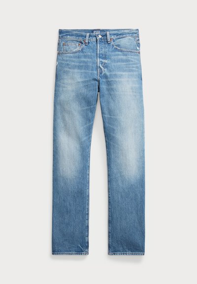 Jeans de ganga azul claro com um corte folgado. Apresenta costura em contraste, cinco bolsos e uma cintura azul escura. Detalhes desgastados presentes.