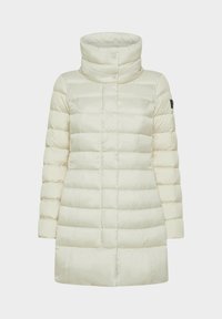 Gewatteerde jas in lichtcrème met een hoge kraag. Heeft een horizontaal doorgestikt patroon en drukknopen. Zachte, gladde textuur.