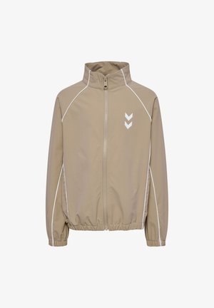 Beżowa kurtka na zamek z białymi przeszyciami wzdłuż rękawów i ramion, elastycznymi mankietami i dołem oraz dwoma białymi logo w kształcie szewrona na piersi.