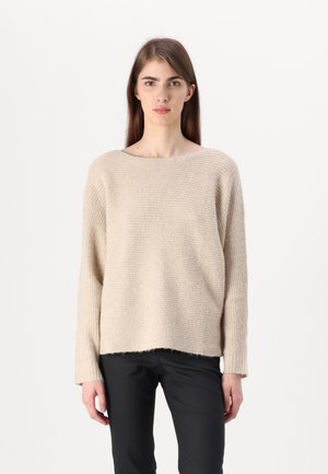 Beige gebreide trui met een wijde boot-halslijn, lange mouwen en een iets verkorte zoom. De textuur is zacht, met een ribbelpatroon.