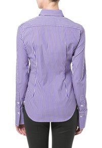 Lila och vit randig långärmad skjorta med spetsig krage och knappade ärmslut, figurnära design och slät tygtextur.