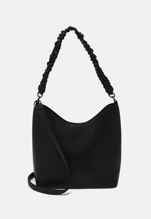Sac à épaule en cuir noir avec une texture lisse, présentant une silhouette incurvée et une anse froncée. Comprend une bandoulière détachable.