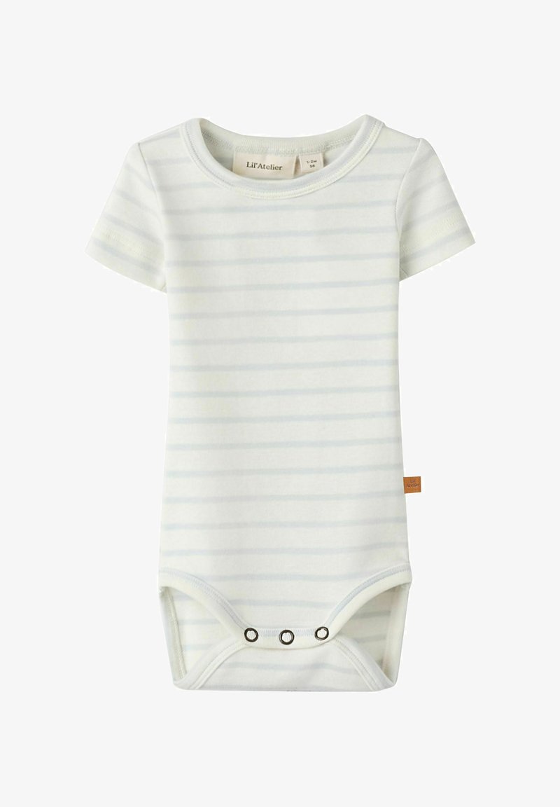 Body bébé à manches courtes rayé blanc et bleu pâle avec un col rond et trois boutons-pression en bas.