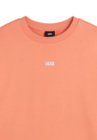 Sudadera coral de cuello redondo con un pequeño logo blanco de Vans bordado en el pecho y etiquetado en negro de Vans en el interior del cuello.