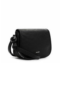 Borsa a tracolla nera realizzata in materiale sintetico strutturato. Presenta una chiusura a patta e una tracolla regolabile con dettagli di branding.