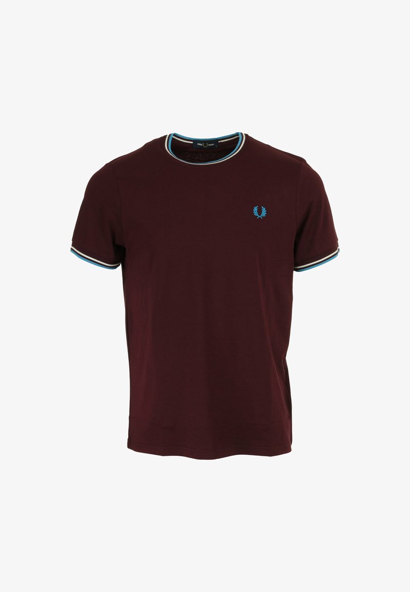 Bordeaux katoenen T-shirt met ronde hals, blauwe en witte gestreepte accenten op de mouwen en halslijn, en een blauw geborduurd logo op de borst.