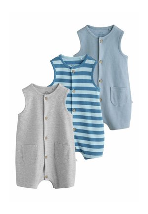 Tri bezrukávové detské overalíky z rebrovanej tkaniny; farby zahŕňajú jednofarebnú svetlosivú, jednofarebnú svetlomodrú a modrú pruhovanú; všetky majú predné gombíky a vrecká.