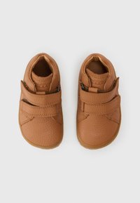 Smeđe kožne dječje cipelice s teksturiranom površinom, koje imaju dva podesiva remena na čičak za sigurno prianjanje i potplat s hvatom za dobar oslonac.